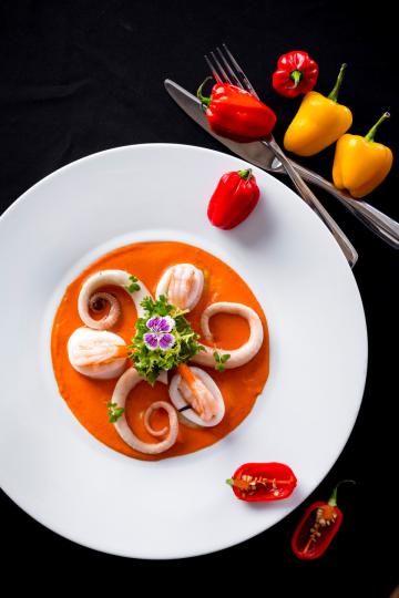 Polipo, gamberi e calamari
marinati su crema di peperone