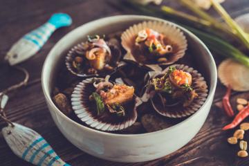 Pla Hoi Shell 420 A la plancha local scallops, lemongrass, shallots, fresh herbs, fried lime leaves