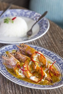 Choo Chee Goong (Fried prawns topped with curry paste)
