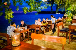 Waterside
            dining