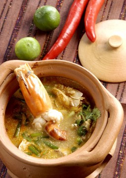 Tom Yum Goong (Sour & spicy soup with prawns)