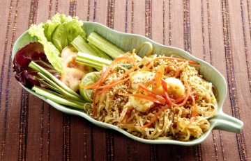 Fusion fried noodles with prawns