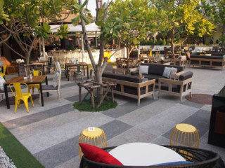 Pool, lounge & bar @ MINT