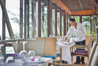 Mom Tri’s Kitchen server preparing for lunch